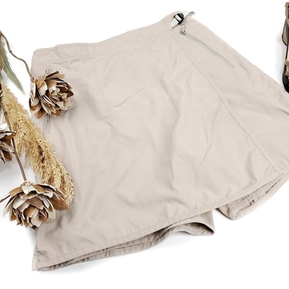 Columbia GRT Tan Skirted Athleisure Shorts Sz Med - Picture 2 of 9